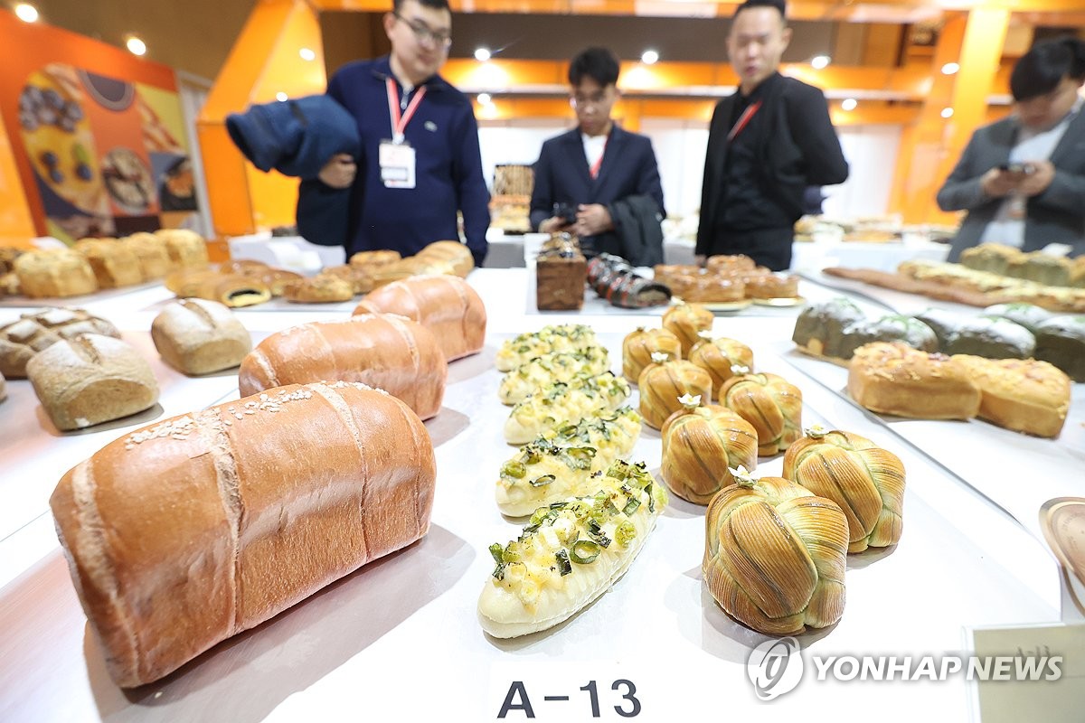 빵 둘러보는 참관객들
