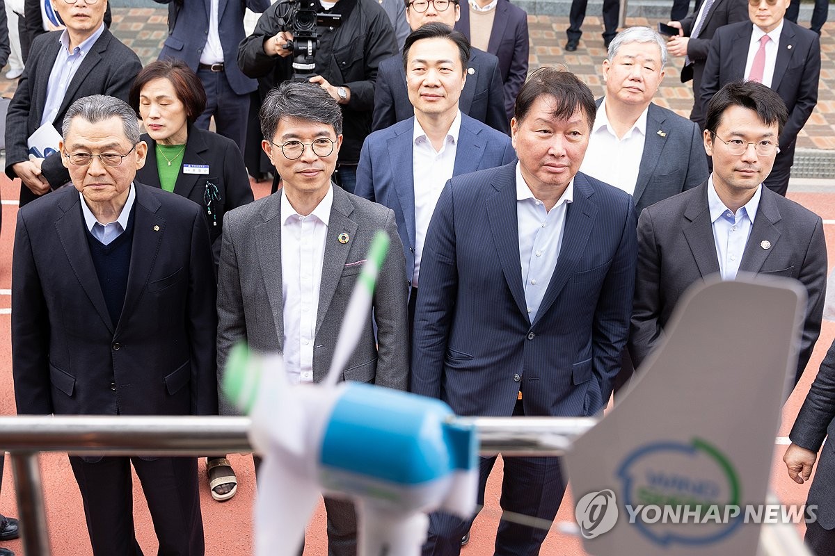 재생에너지 생산 체험활동 참여하는 김완섭 장관
