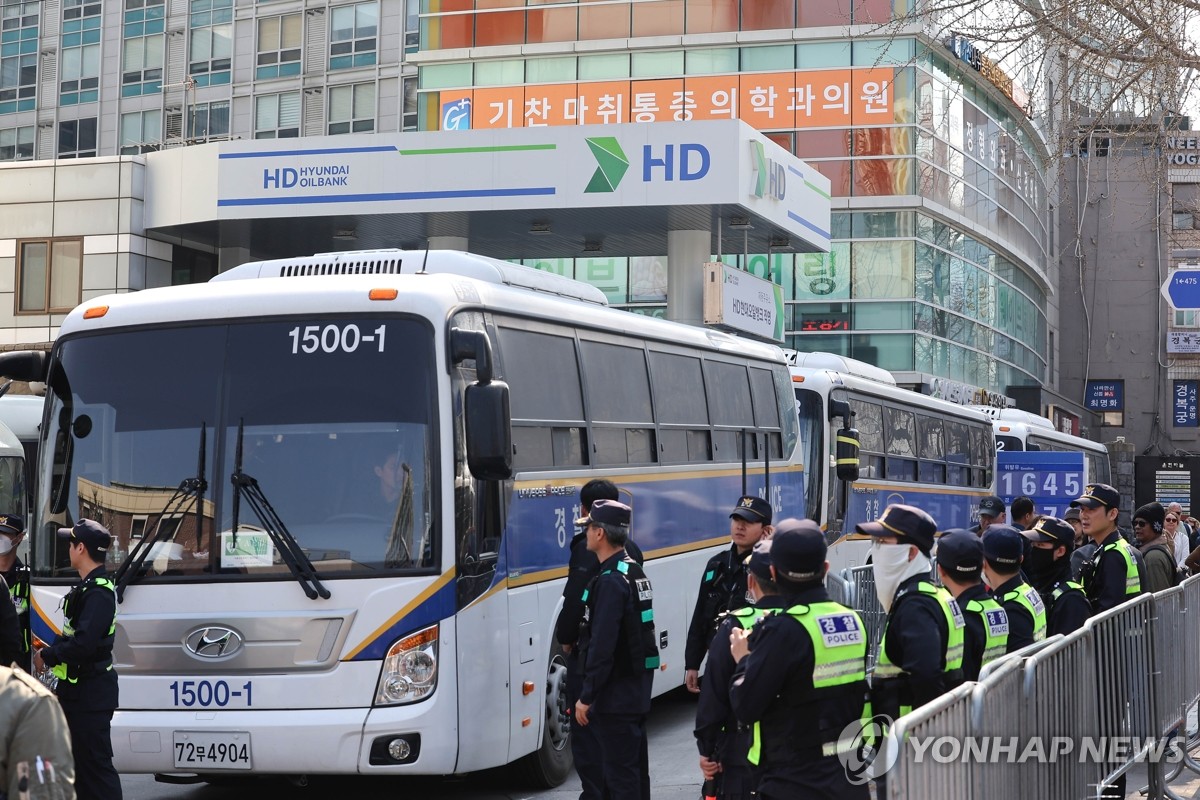 헌재 인근 주유소 앞 차벽 통제