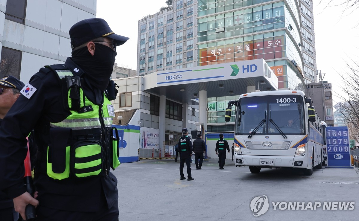 헌재 인근 주유소 앞 통제