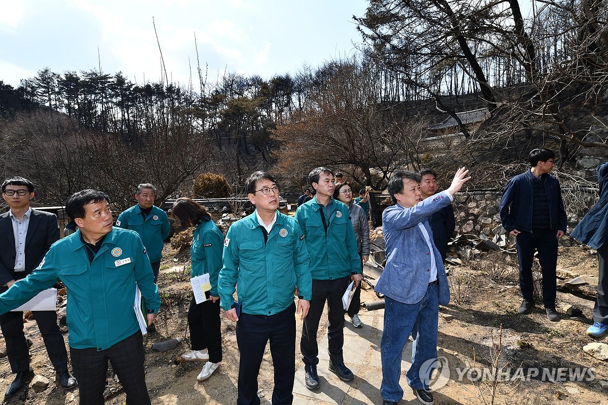 산불로 전소된 안동 지촌종택 향후 대책 논의하는 최응천 국가유산청장