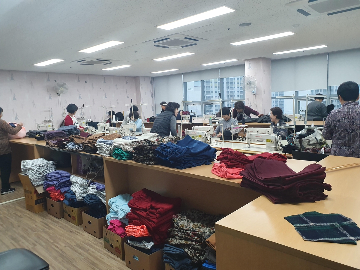 춘천시 평생학습관 봉사단, 화재 예방 보조배터리 파우치 제작