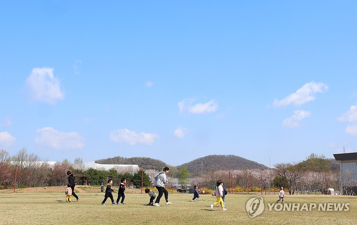 봄나들이 나온 어린이들