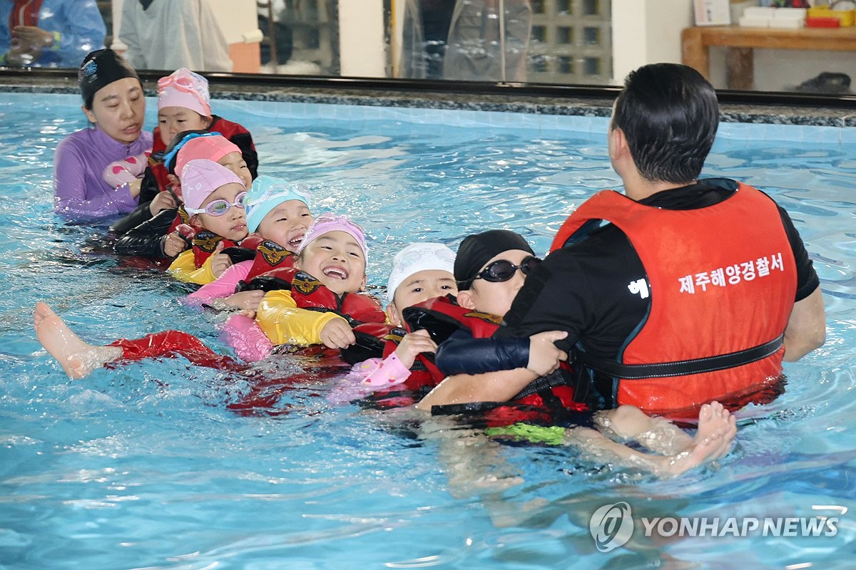 세월호 11주기 앞두고 생존수영 배우는 어린이들