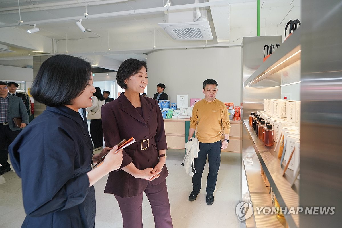 글로컬 상권 현장 둘러보는 오영주 장관