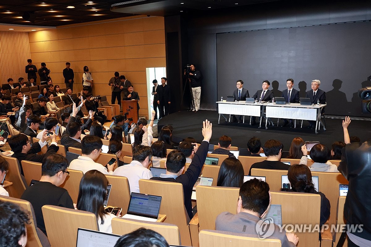 취재진 질문 받는 SK텔레콤