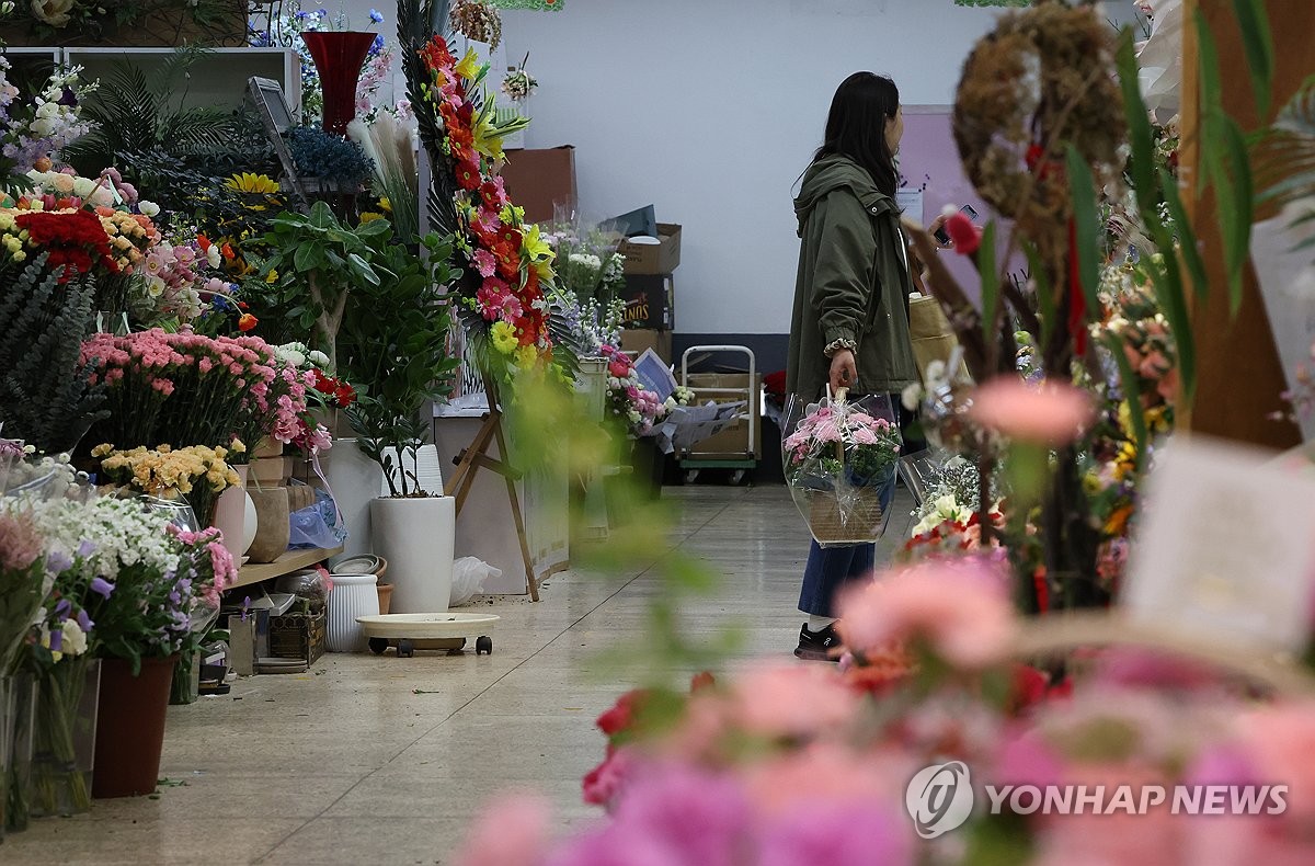 어버이날 앞두고 꽃시장 찾은 시민