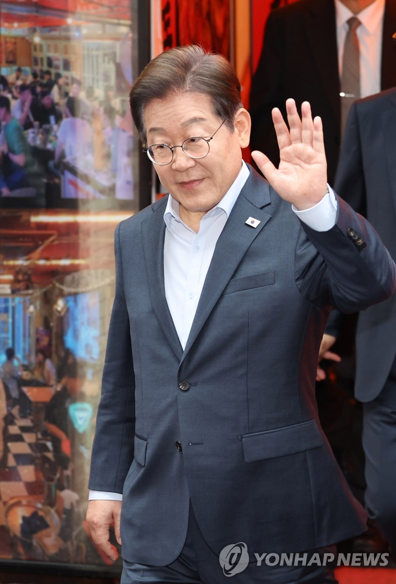 비전형 노동자들과 간담회 마친 이재명 후보