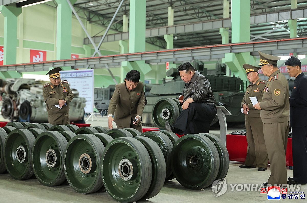 북한 김정은, 중요탱크공장 시찰