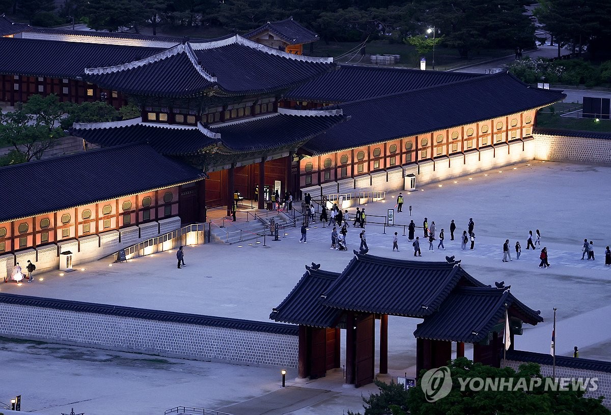 조명으로 빛나는 경복궁