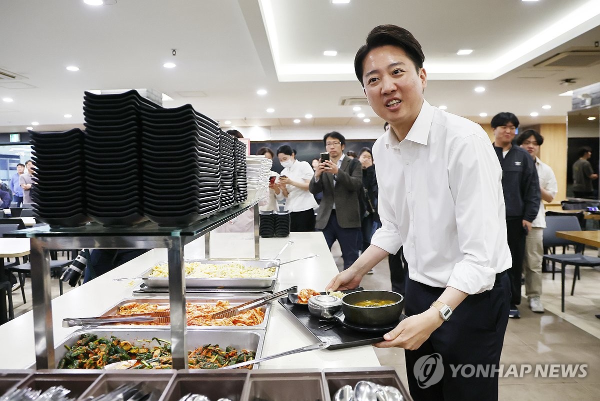 학생회관 찾은 이준석 후보