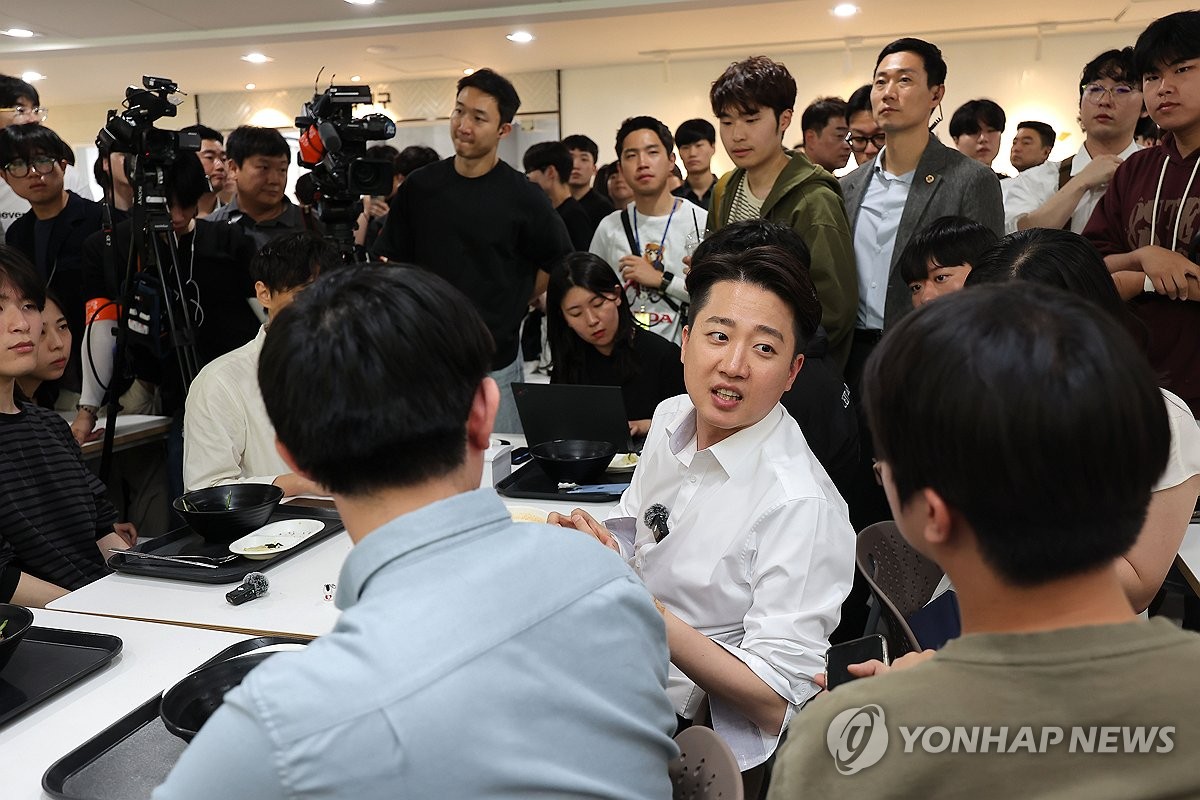 부산대학교 학생식당 찾은 이준석 후보