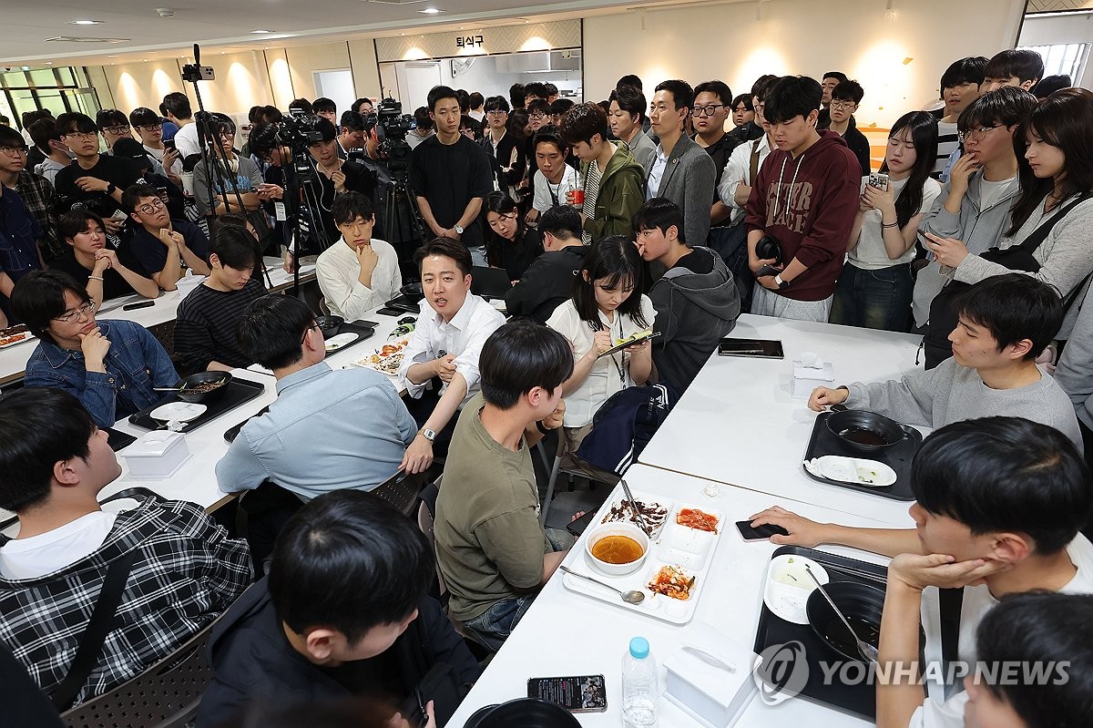 부산대학교 학생식당 찾은 이준석 후보