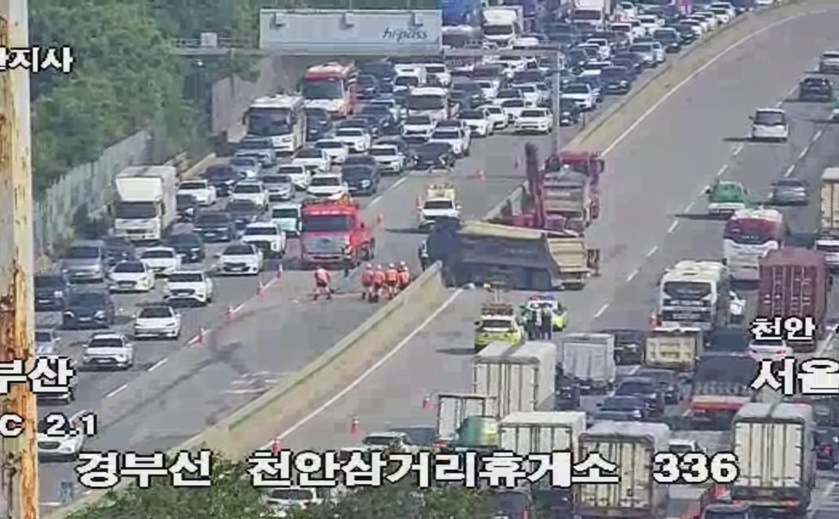 천안 경부고속도로서 화물차 타이어 펑크…중앙분리대 뚫고 돌진