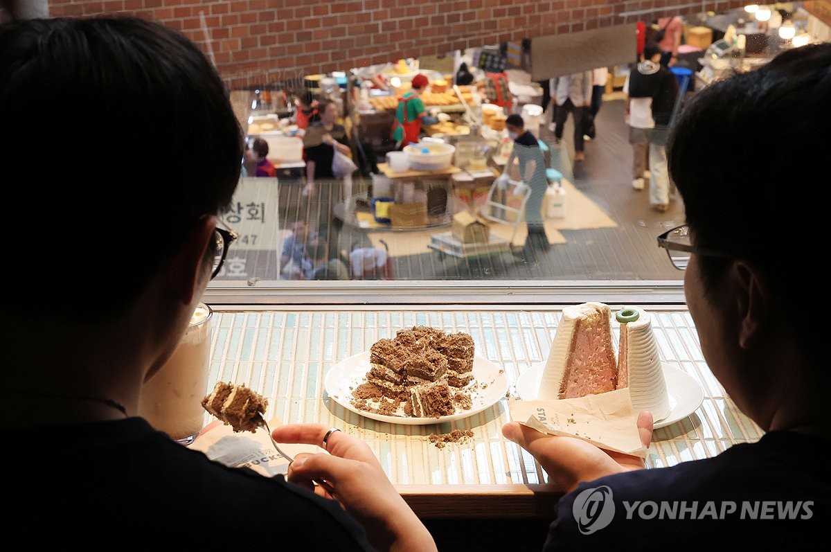 시장풍경 보며, 차와 디저트를...