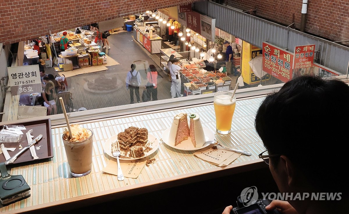 시장풍경 보며, 차와 디저트를...
