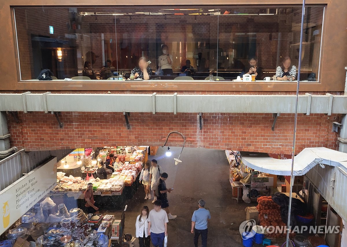 시장풍경 보며, 차와 디저트를...