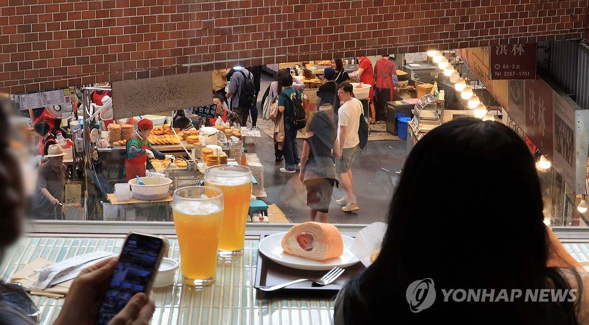 시장풍경 보며, 차와 디저트를...