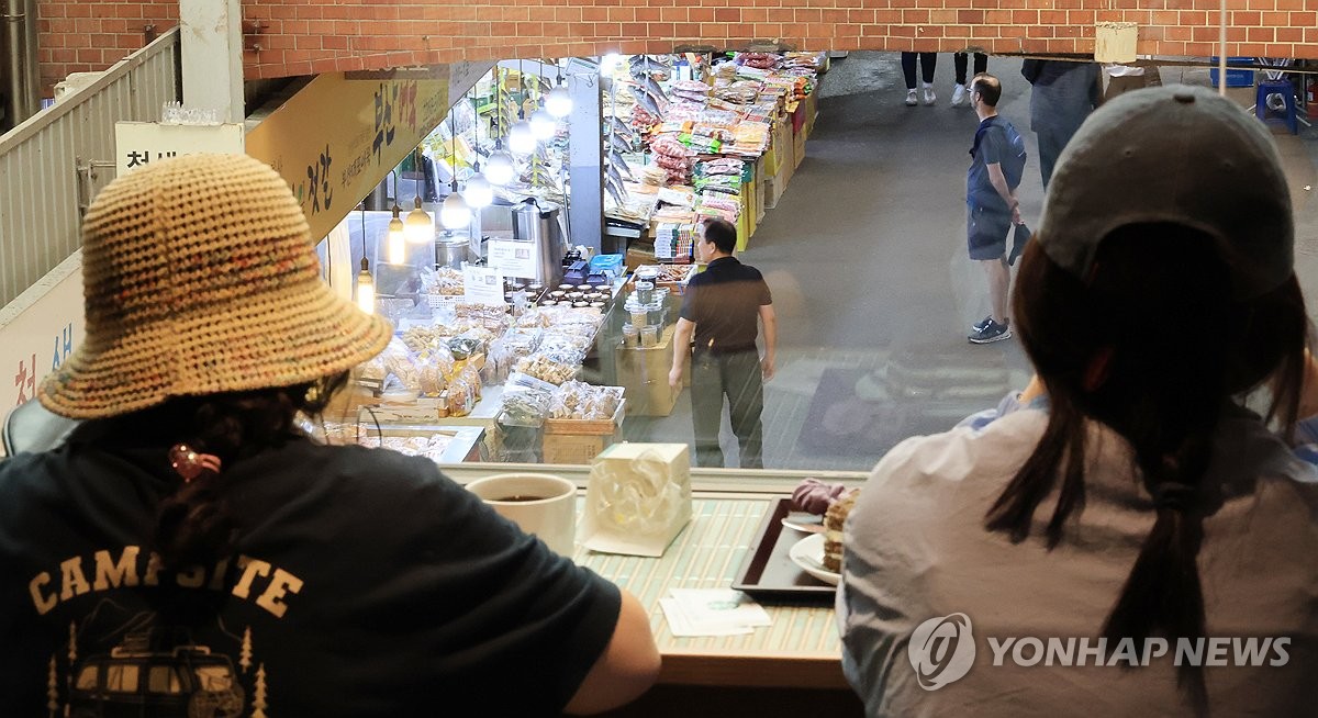 시장풍경 보며, 차와 디저트를...