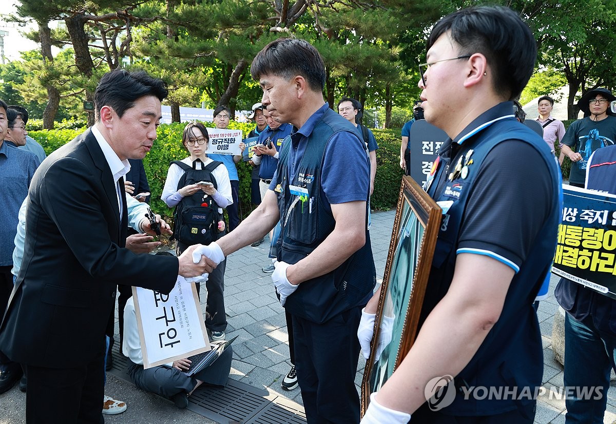 강훈식 대통령비서실장, 태안화력발전소 사고 대책위 요구안 직접 수령