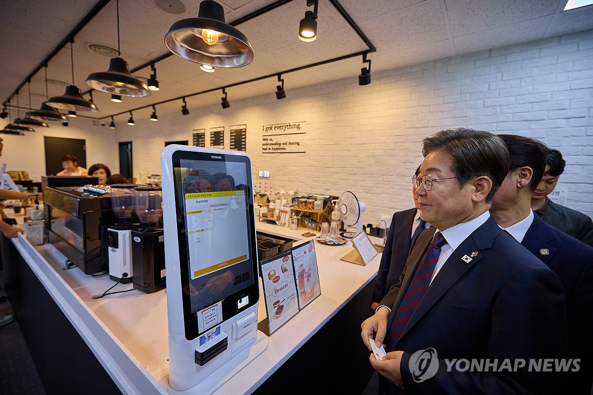 이재명 대통령, 대통령실 구내 매점 방문
