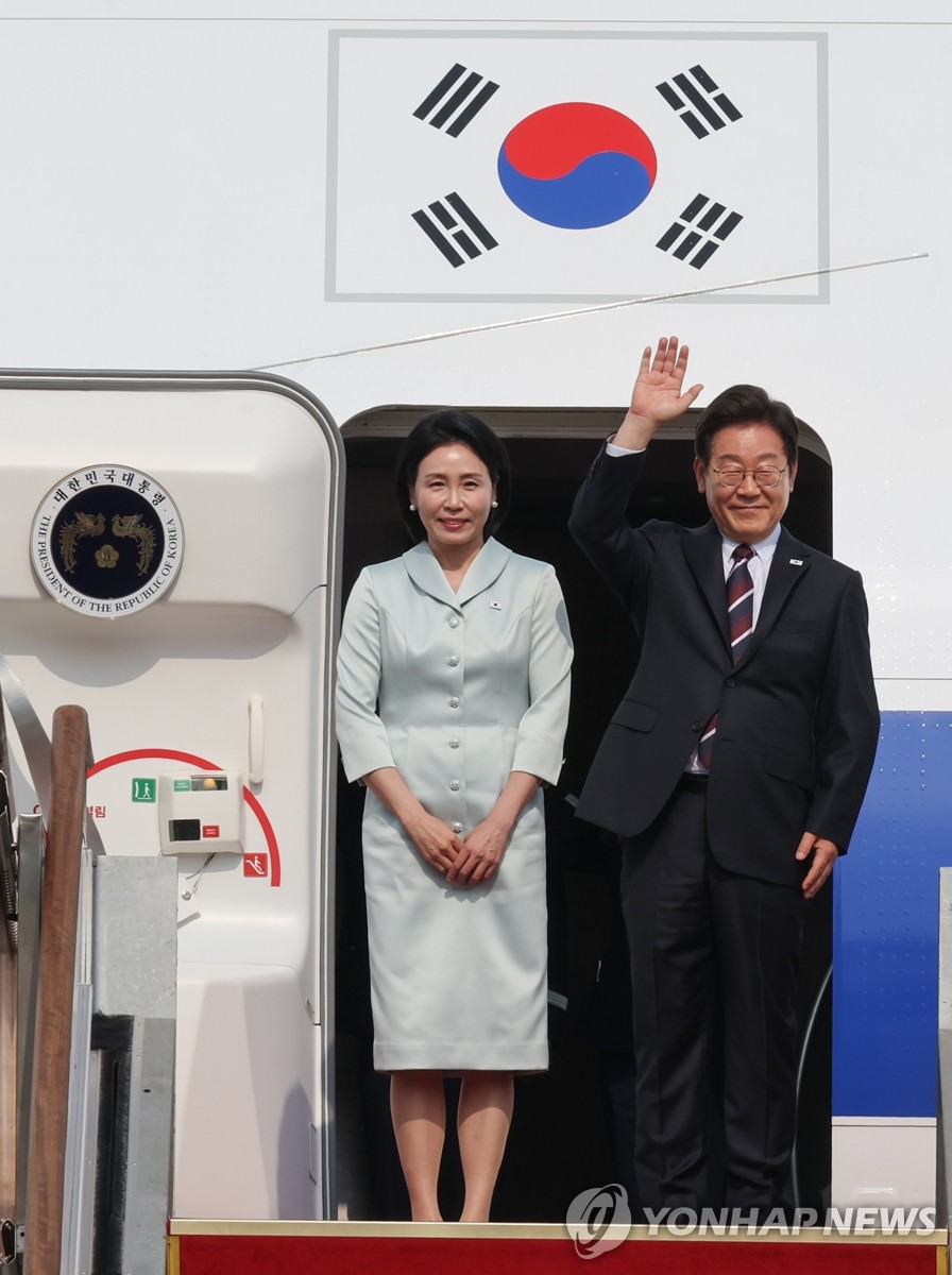이재명 대통령 부부, '첫 순방' G7 정상회의 참석차 출국