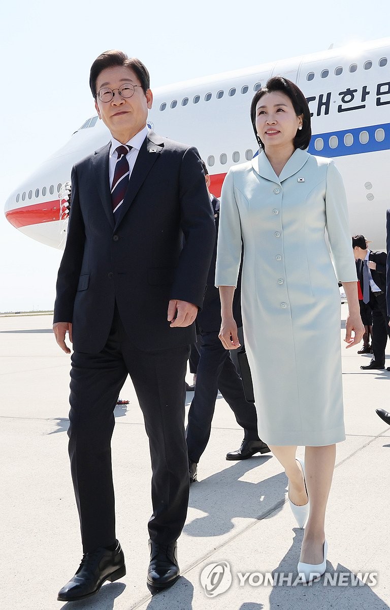 이재명 대통령 부부, G7 정상회의 캐나다 도착