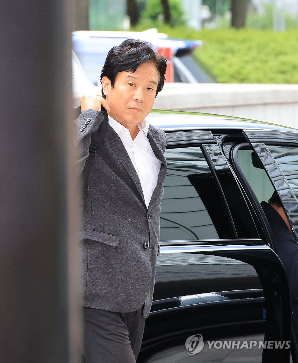 사무실 들어서는 김영훈 고용노동부 장관 후보자