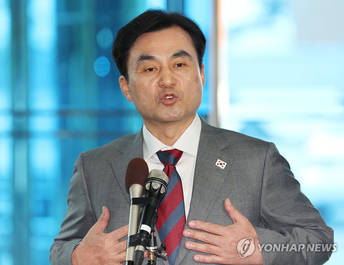 취재진 질문에 답변하는 안규백 후보자