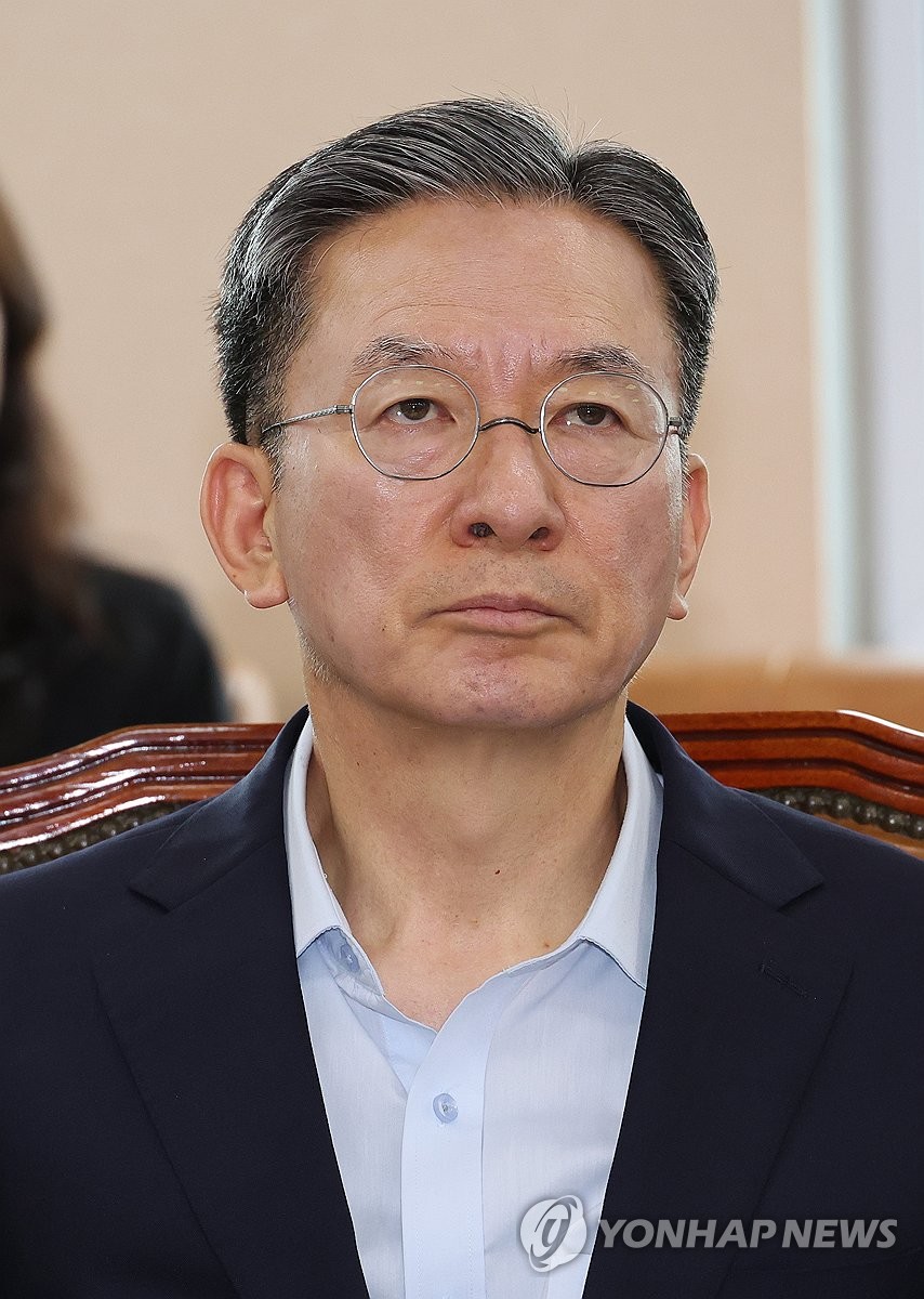 생각에 잠긴 정성호 법무부 장관 후보자