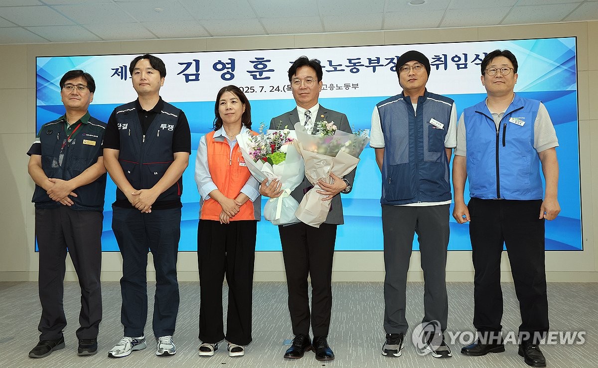 고용노동부 노조 지부장들과 기념 촬영하는 김영훈 고용노동부 장관