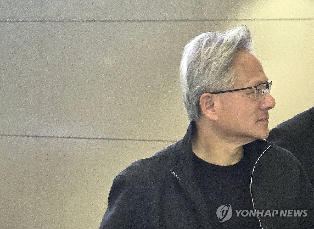 엔비디아 젠슨 황, 인천공항 입국…15년만에 방한