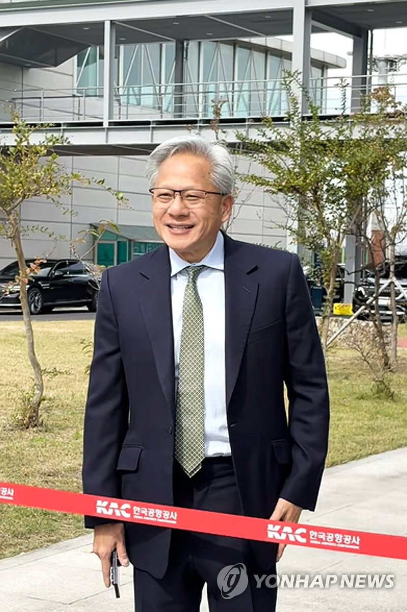 포항경주공항에 도착한 젠슨 황