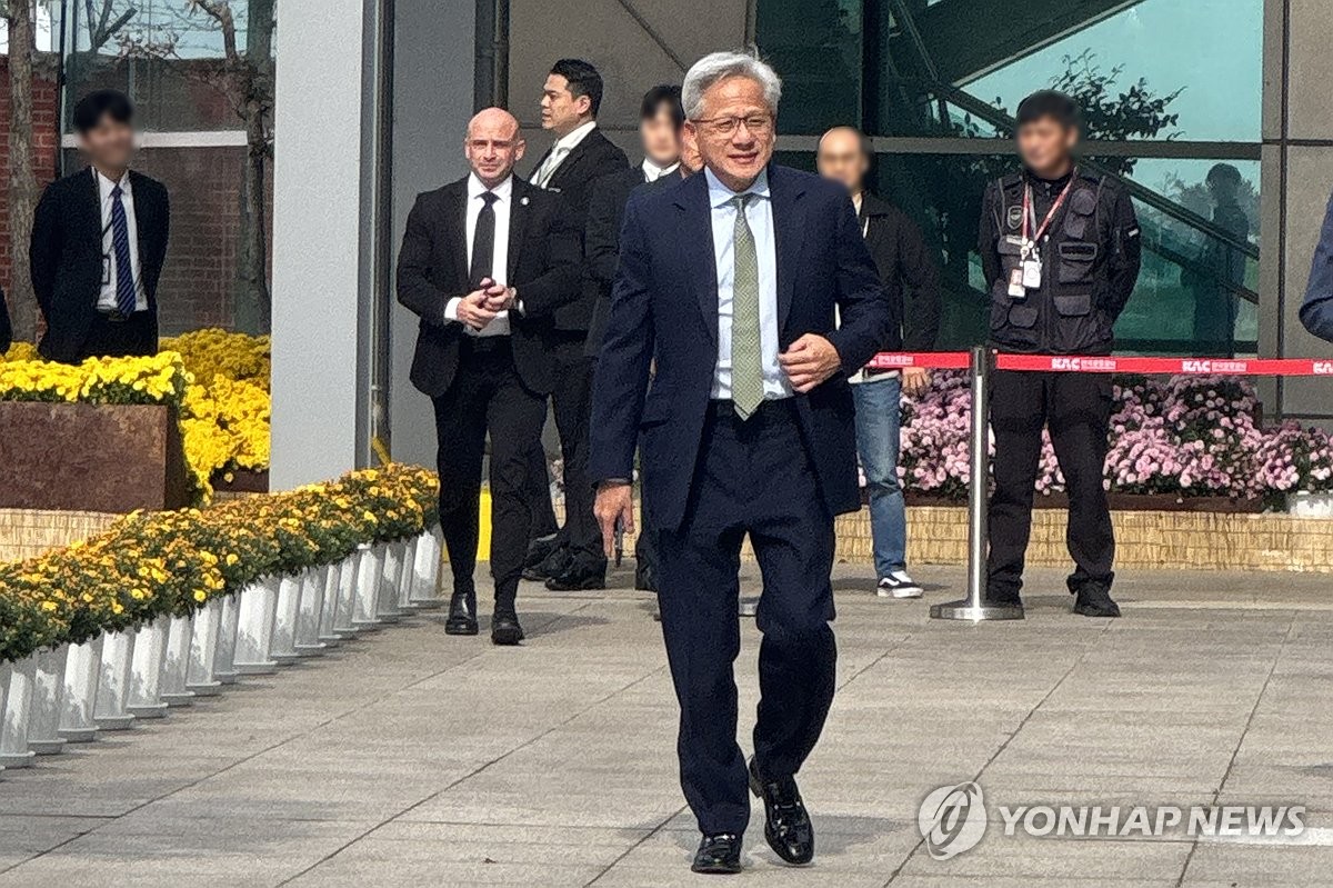 포항경주공항에 도착한 젠슨 황