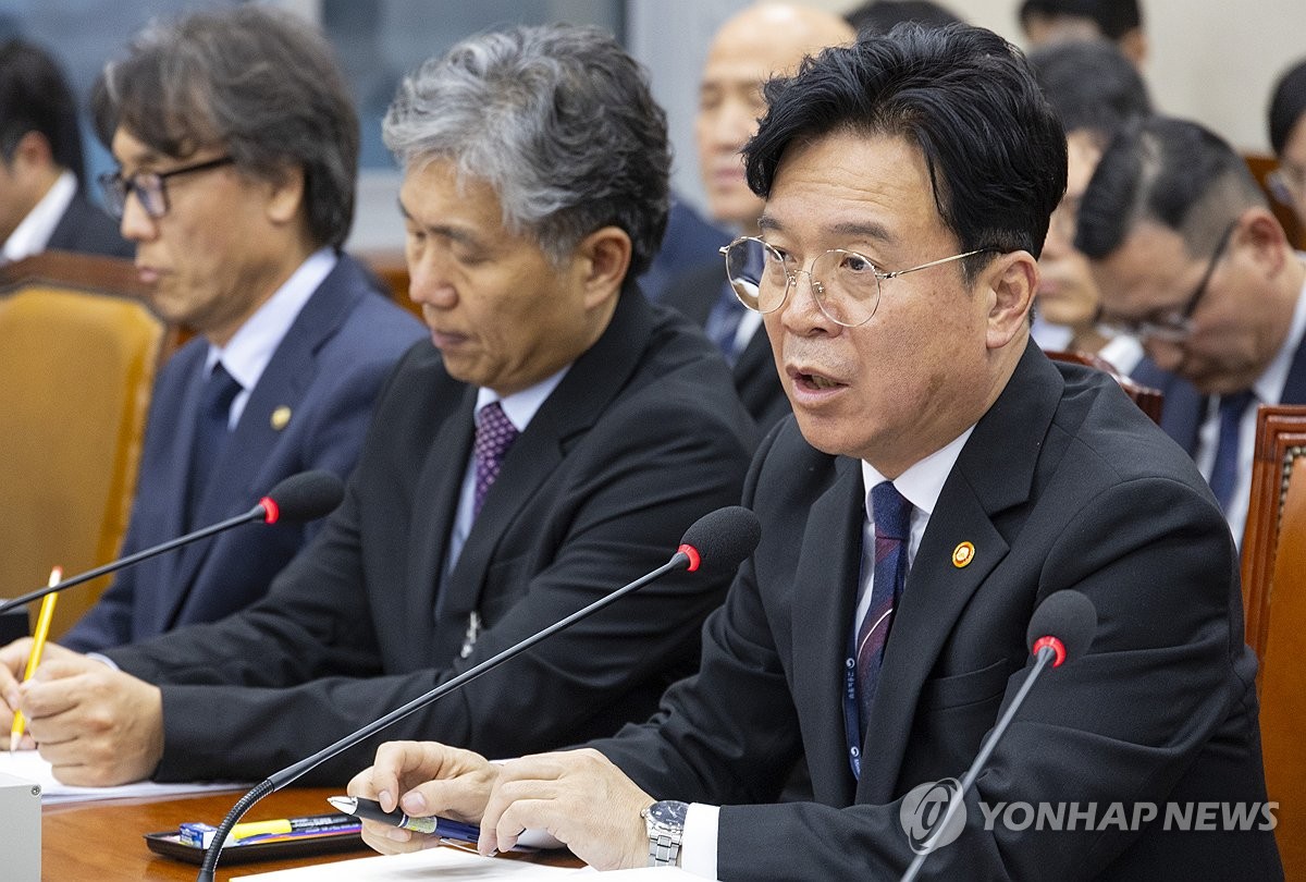2026년도 예산 관련 질의에 답하는 김영훈 고용노동부 장관