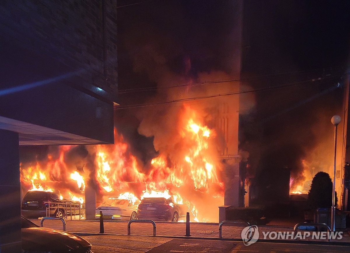 삼동1 - 서울 양천구 아파트서 화재…대응 1단계 발령 진화 중