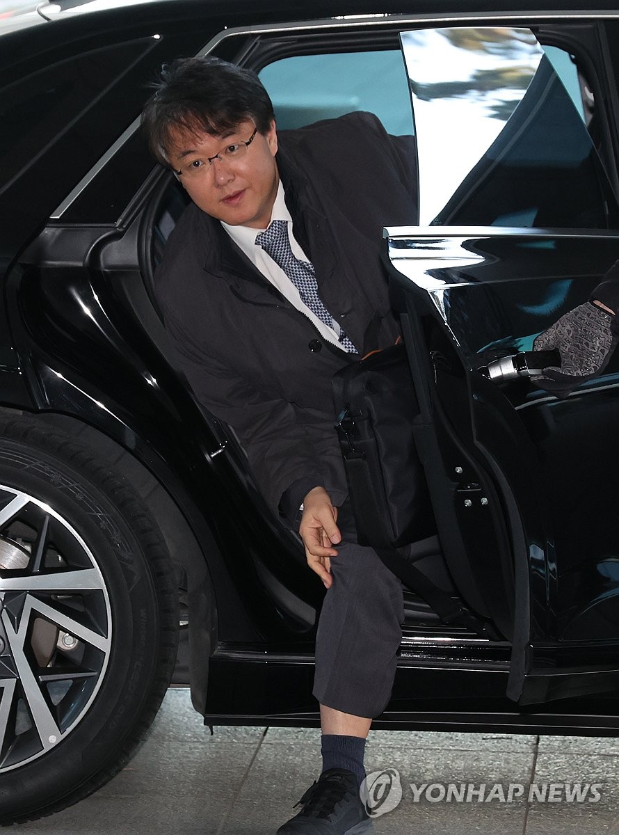 출근하는 '정교유착' 검경 합수본 김태훈 본부장