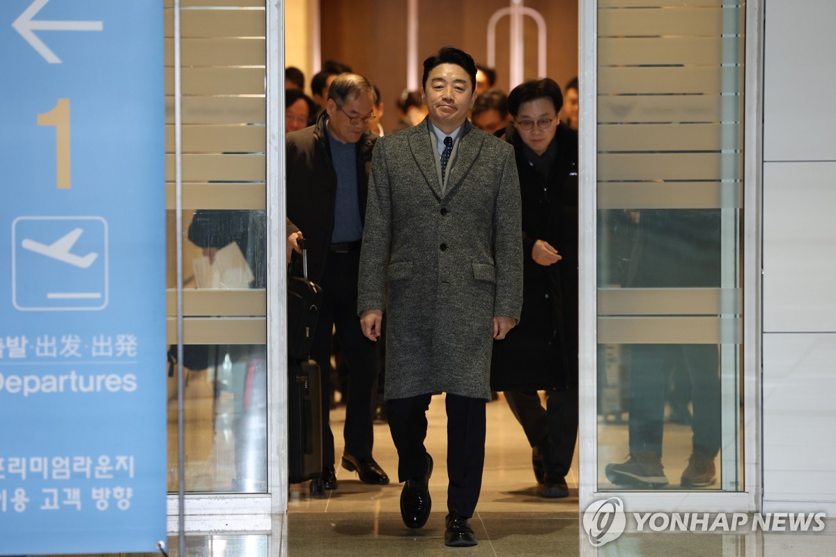 '전략경제협력 대통령 특사' 강훈식 비서실장, 캐나다로 출국