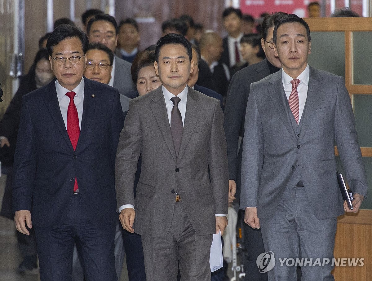 최고위원회의 향하는 국민의힘 지도부