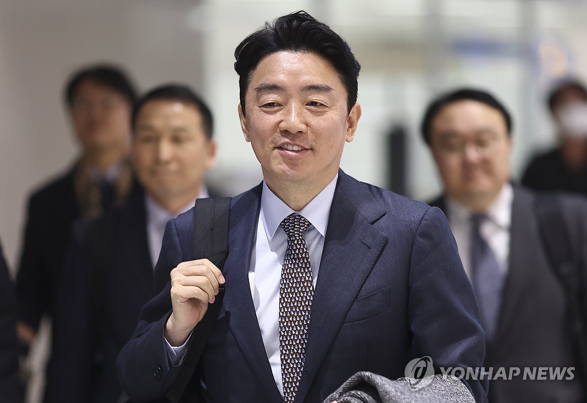 귀국하는 강훈식 비서실장