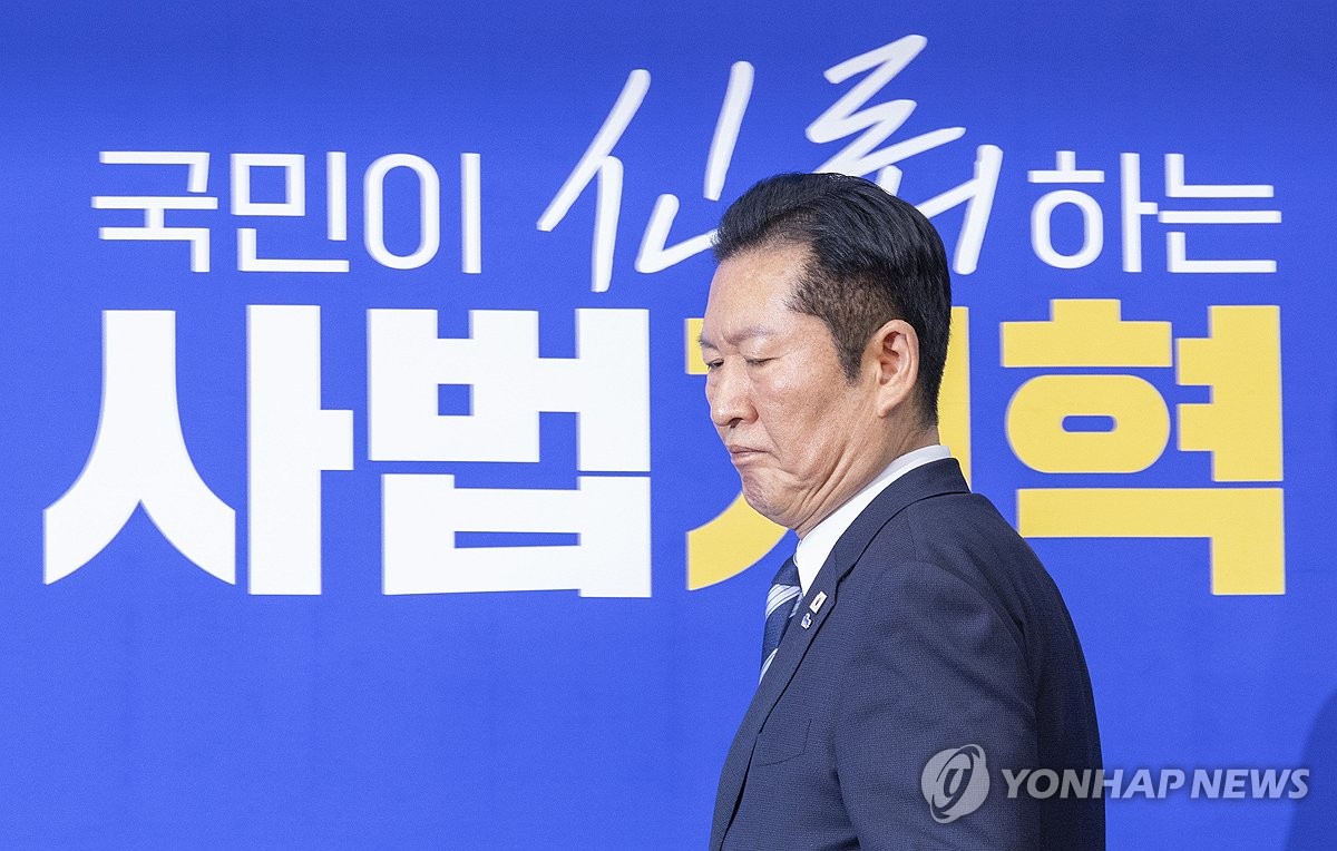 윤석열 1심 무기징역, 굳은 표정으로 최고위 입장하는 정청래