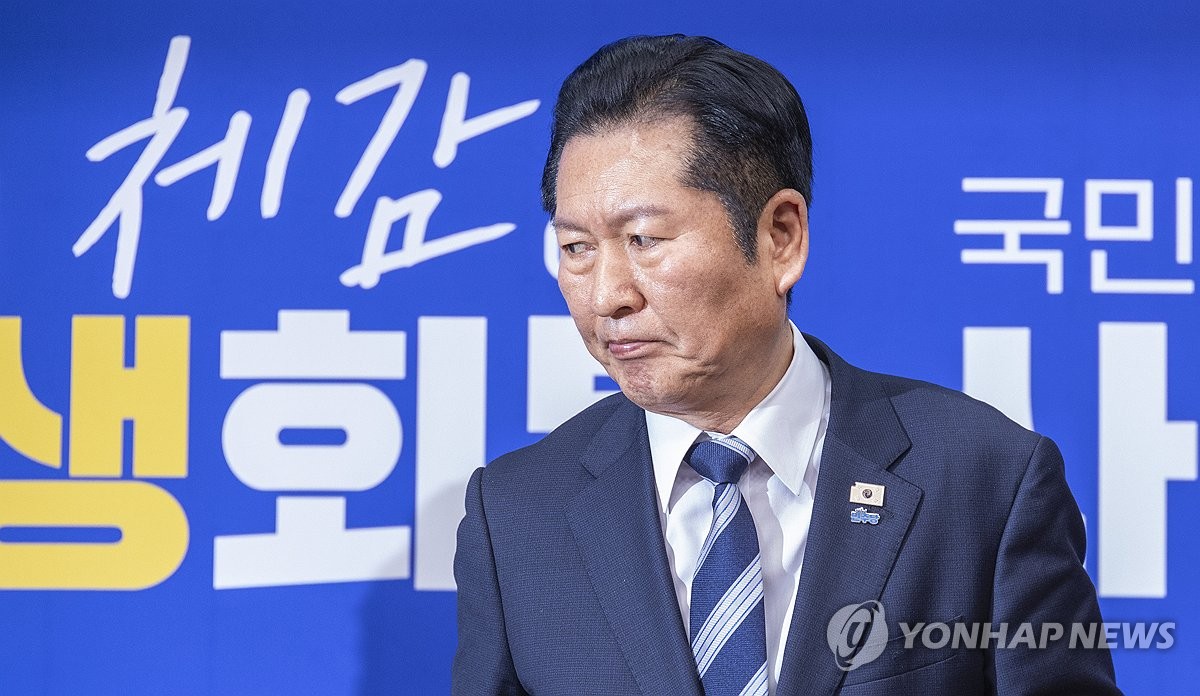 윤석열 1심 무기징역, 굳은 표정으로 최고위 입장하는 정청래