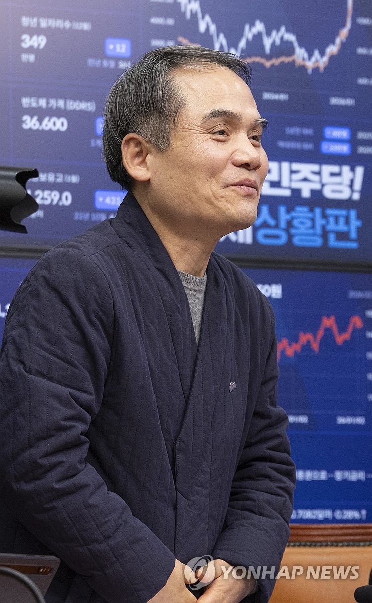 최고위원회의에서 인사하는 박규환 신임 최고위원