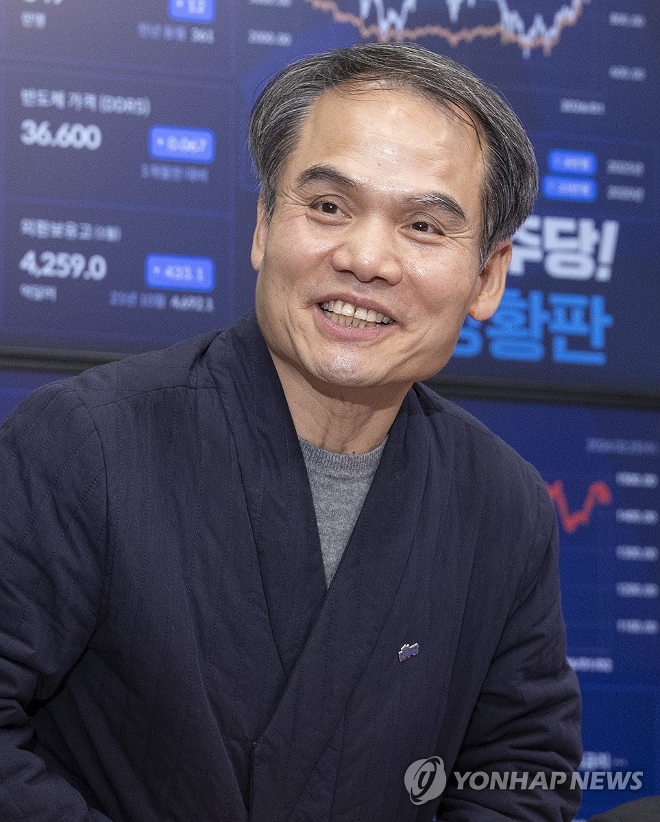 최고위원회의에서 인사하는 박규환 신임 최고위원