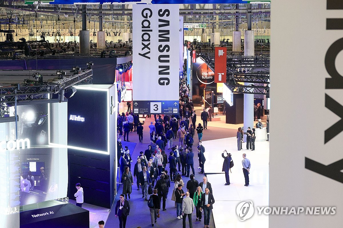 붐비는 MWC 2026 전시관 관련자료 1
