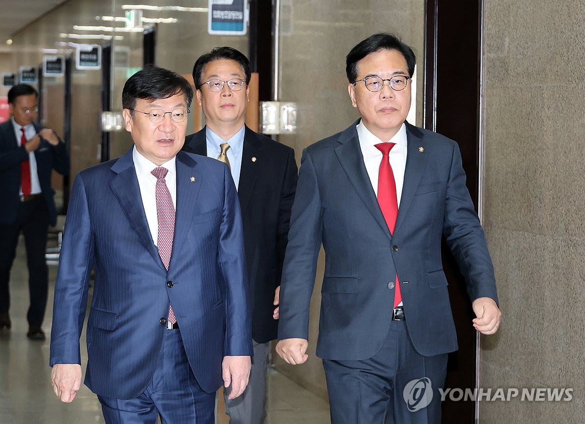 최고위 입장하는 송언석 원내대표와 정점식 정책위의장