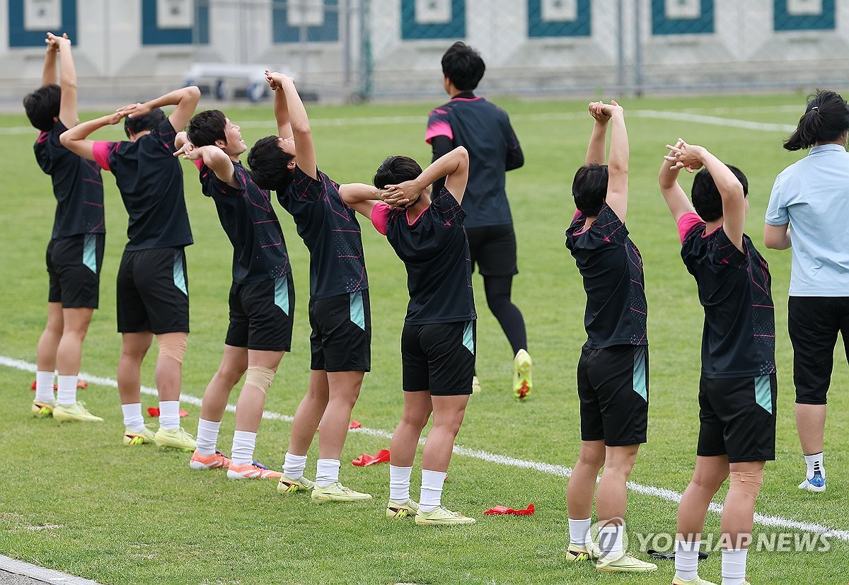몸 푸는 내고향축구단 선수들