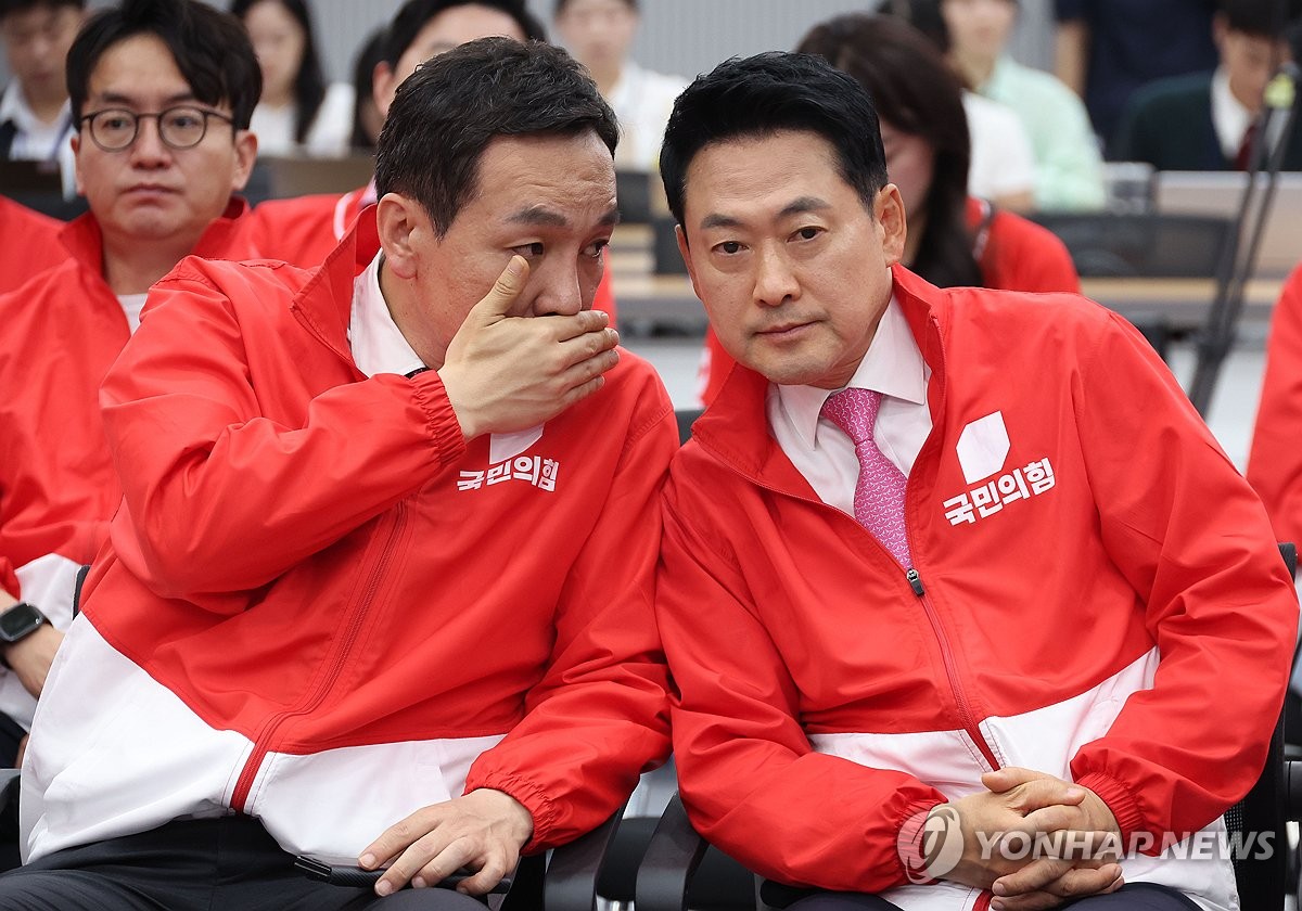 출구조사 결과 방송 지켜보는 장동혁-김민수