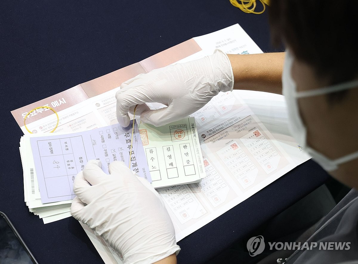 무효 투표 집계하는 개표사무원