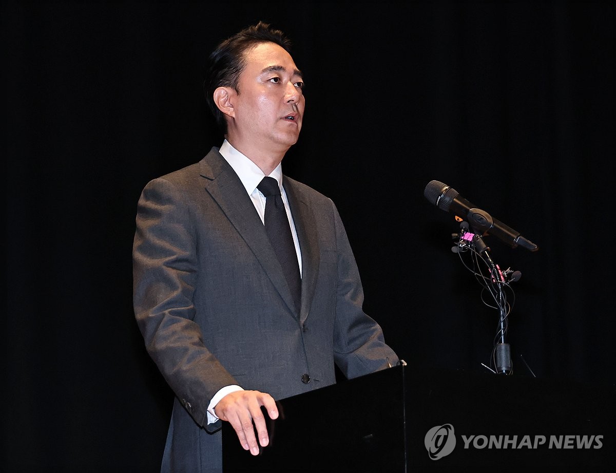 JTBC 등 회생 신청 관련 기자회견 하는 홍정도 부회장